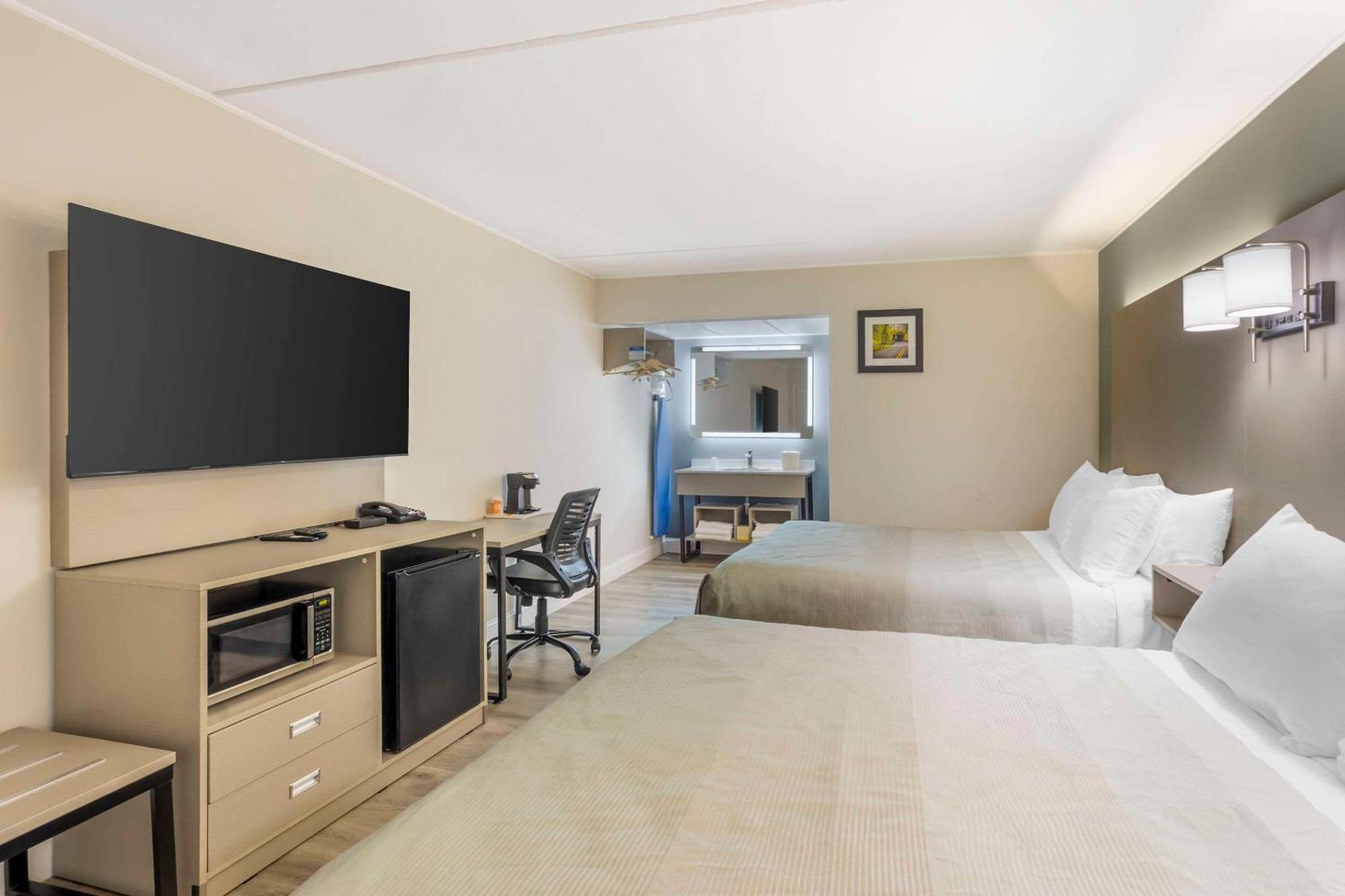 Quality Inn Smoketown  エクステリア 写真