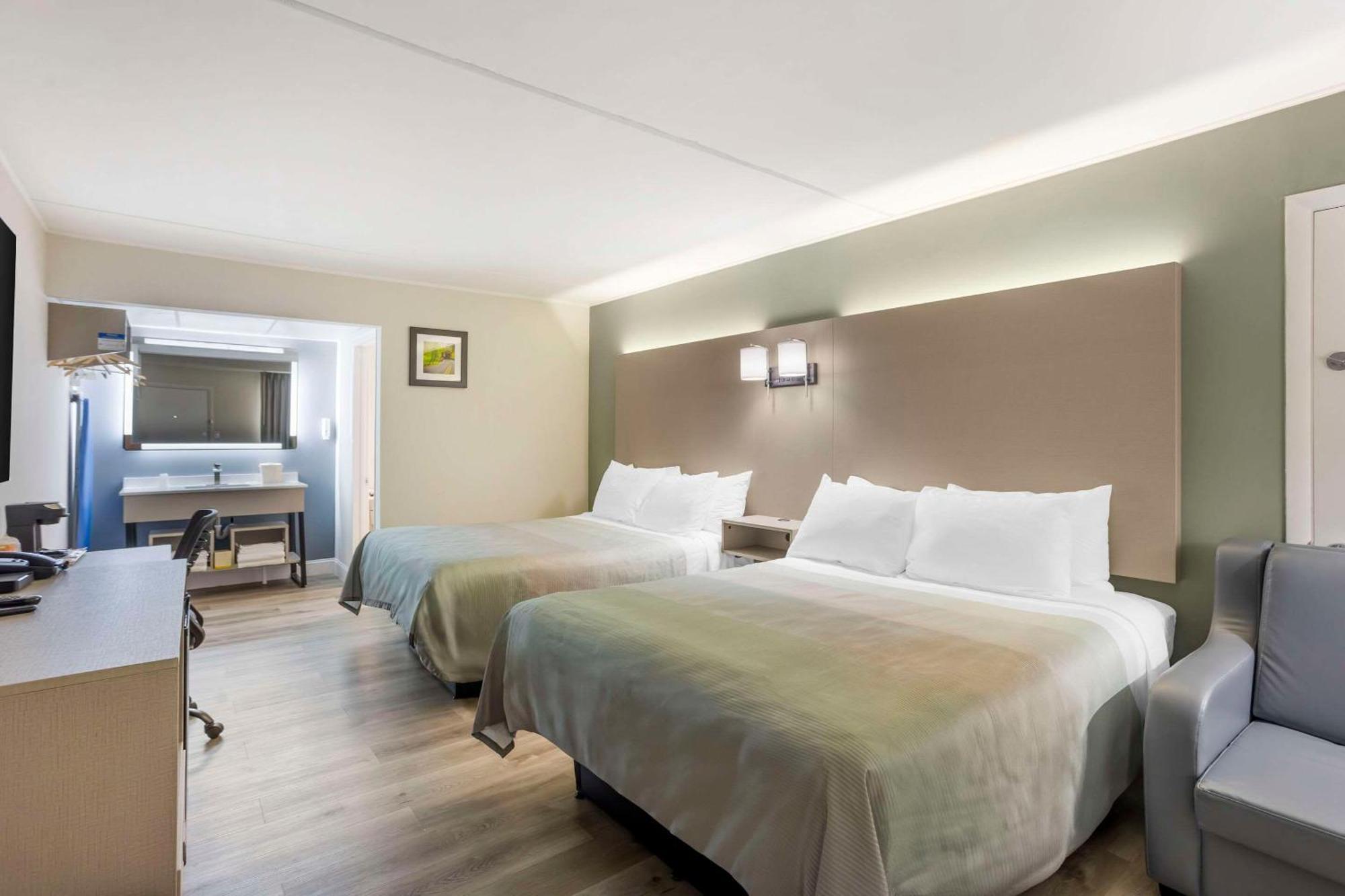 Quality Inn Smoketown  エクステリア 写真